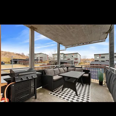 Bright And Spacious 2 Bedrooms *